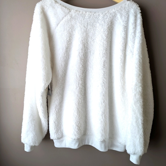 Disney Frozen P Jammy Women's White Fuzzy Top NWT - Picture 9 of 11